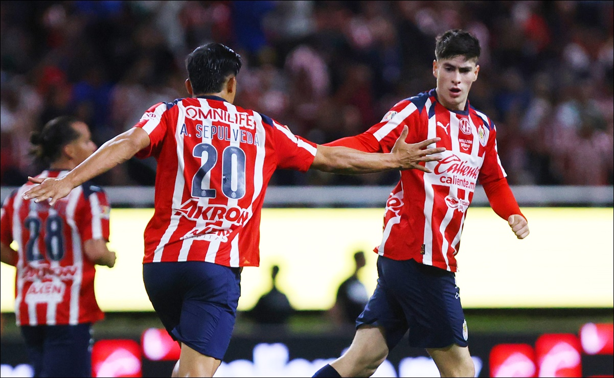 Chivas rescata empate de último minuto ante Pumas en duelo lleno de polémica
