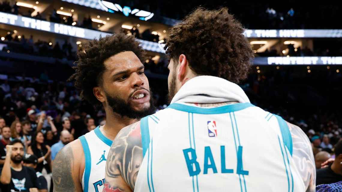 LaMelo Ball y Miles Bridges llevan a los Hornets a un triunfo épico en el Play-In