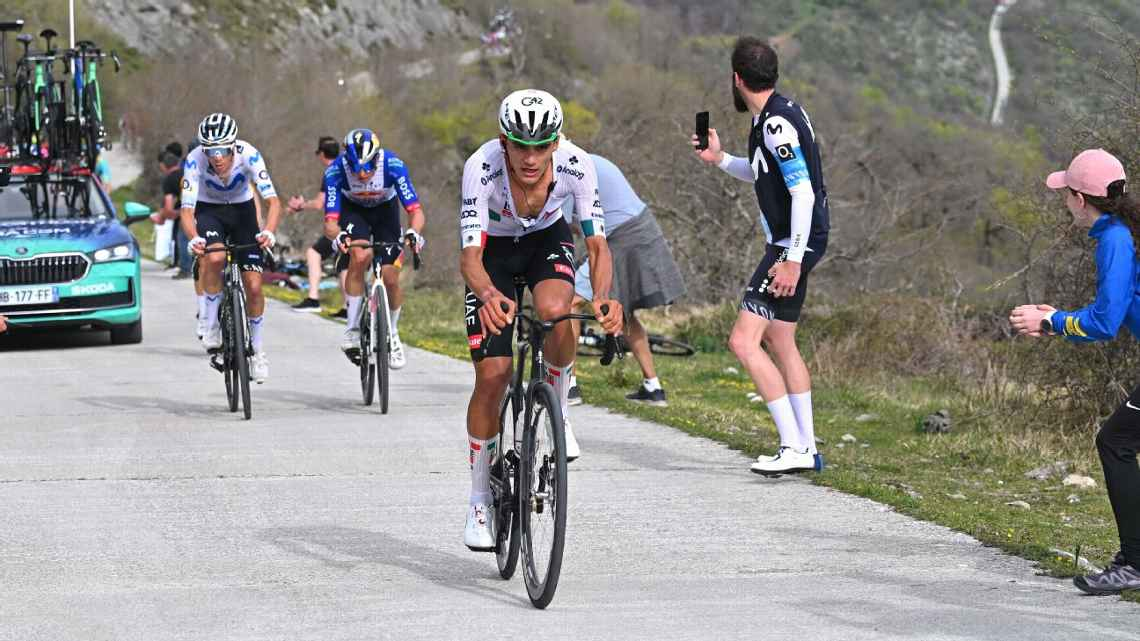 Isaac del Toro abandona la Itzulia tras aparatosa caída y lesión muscular