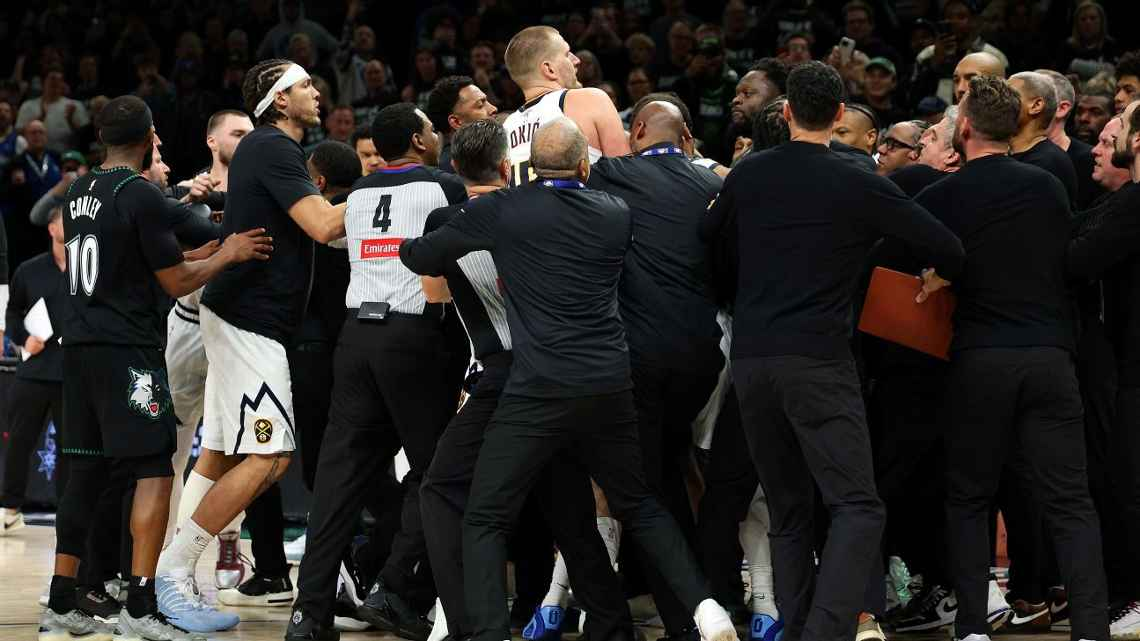 La NBA multa a Jokic y Randle por altercado en duelo entre Nuggets y Timberwolves