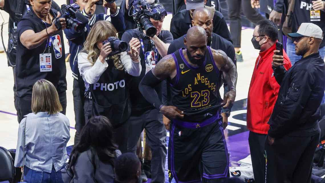 LeBron James deja en suspenso su futuro tras la eliminación de los Lakers