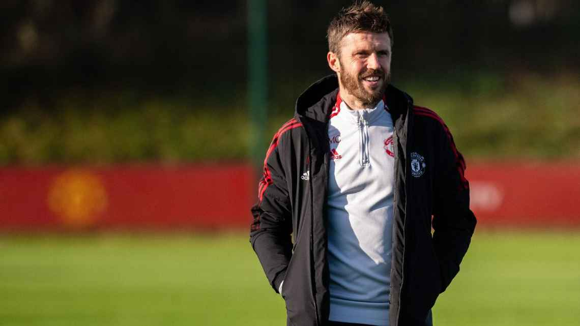 Manchester United prepara contrato para Michael Carrick tras su buen cierre de temporada