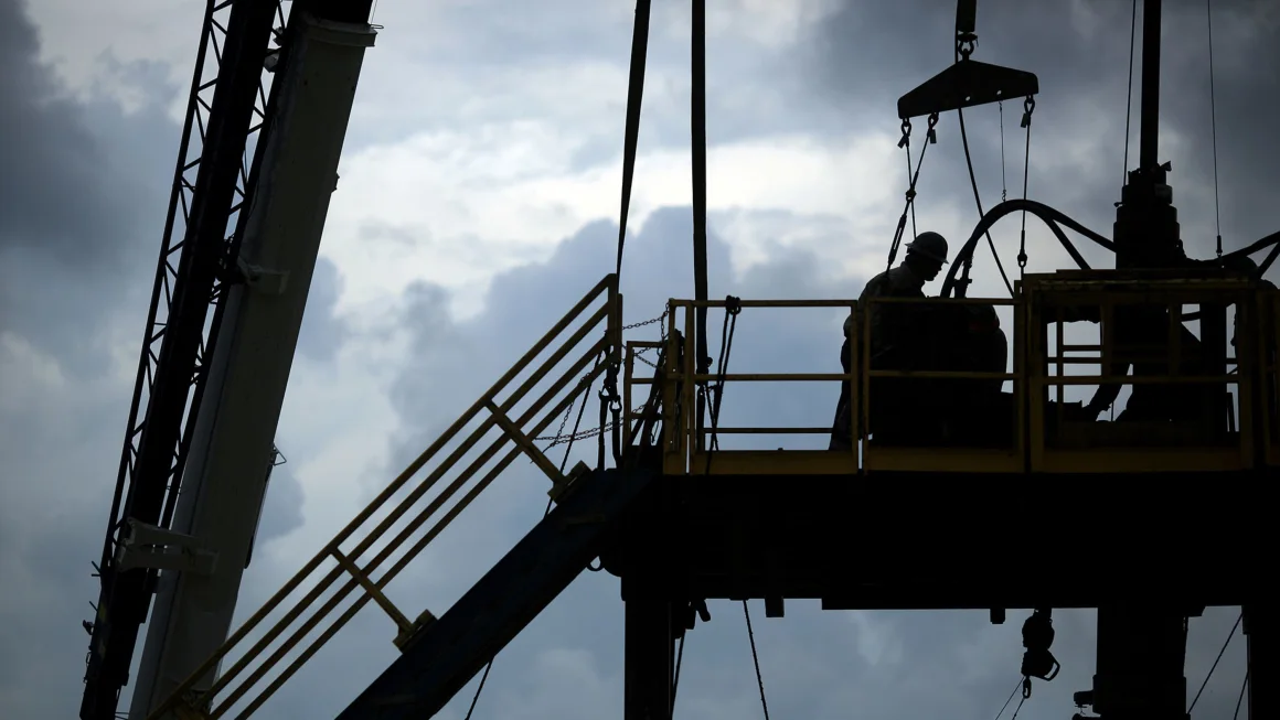 Reservas de petróleo de EE. UU. caen a mínimos y elevan la alerta energética