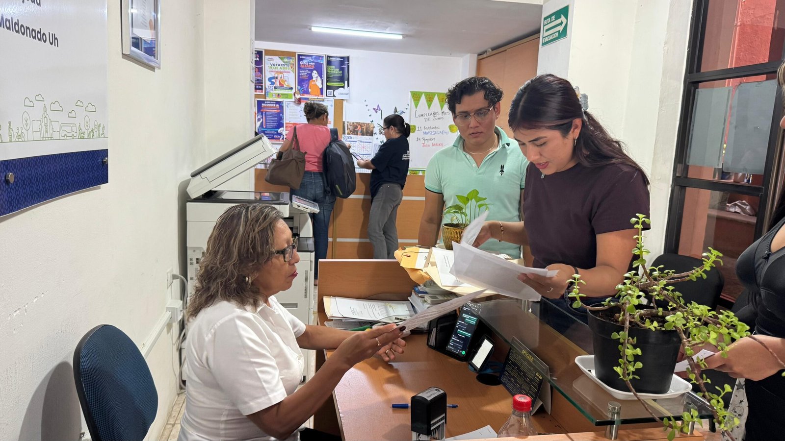 Clara Rosales entrega solicitudes de vecinos para construir pozos de absorción y evitar inundaciones