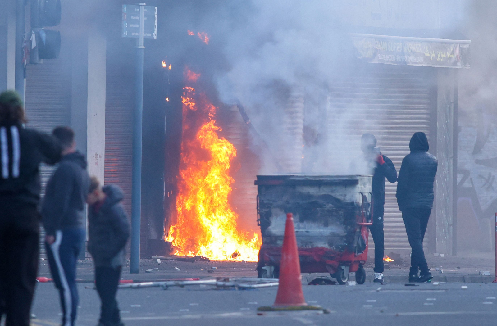 Belfast bajo tensión tras ataque con cuchillo y disturbios contra migrantes