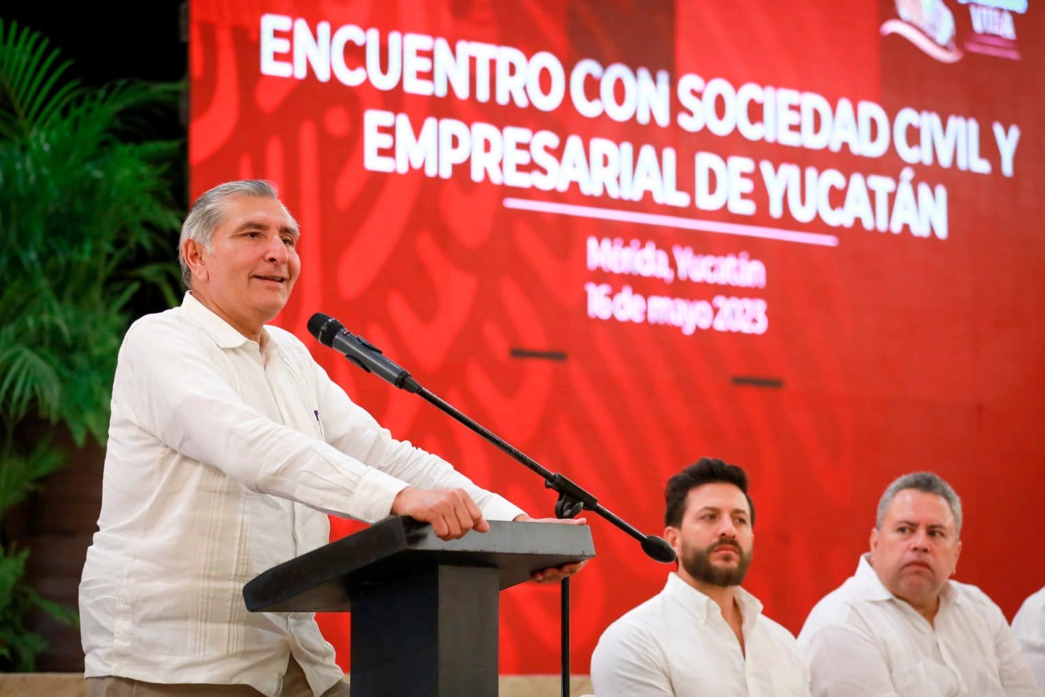 Adán Augusto López se reúne con sector empresarial yucateco