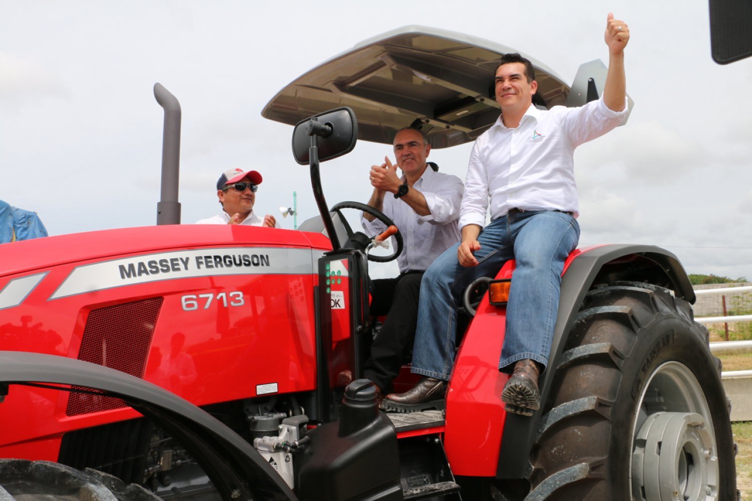 Gobernador AMC y Secretario de Agricultura entregan