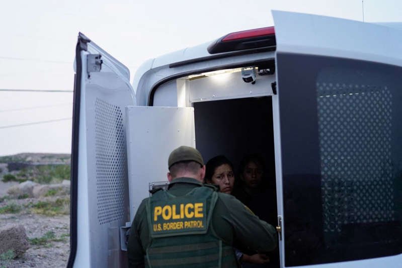Biden bajo presión por deportar a inmigrantes en forma acelerada con el Título 42