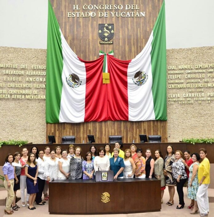 Visitan Congreso voluntarias de la X Región Militar y la Marina