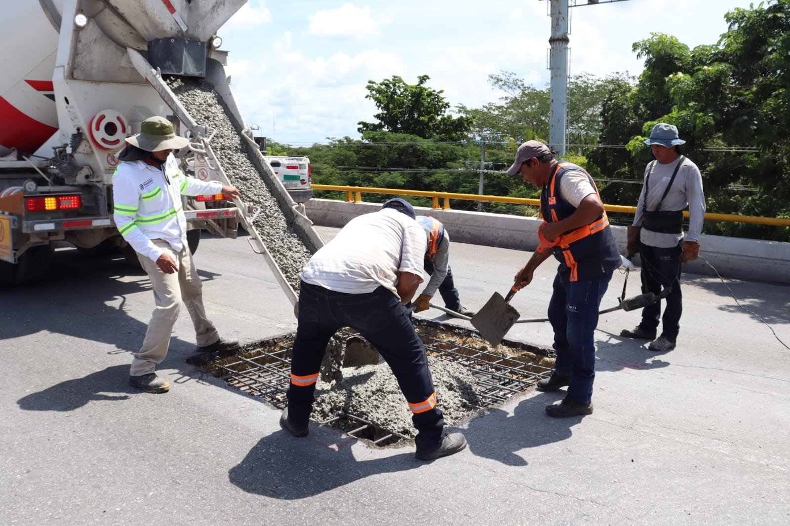 Gobierno del Estado realiza trabajos de mantenimiento en el cuerpo interior del Paso Superior Vehicular del Anillo Periférico sobre la calle 50 Sur