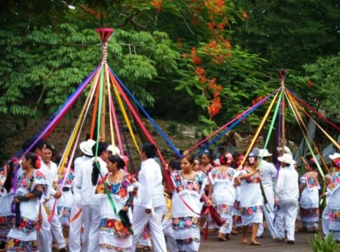 El baile de las cintas herencia  pagana del colonialismo