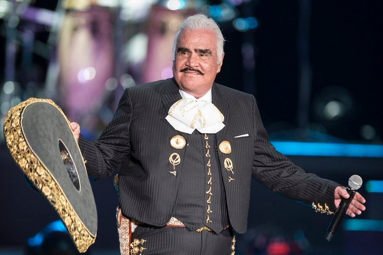 “Asiente con la cabeza y ojos”: Vicente Fernández es alimentado por una sonda conectada al estómago