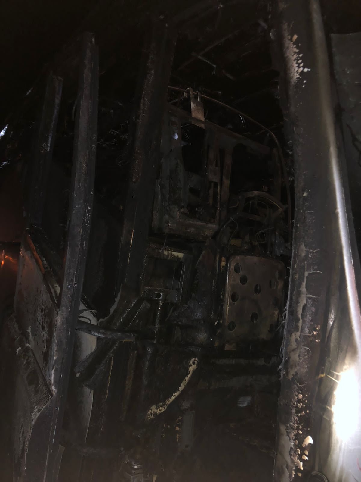 Camión Turístico se quema en la ruta periferico frente a concesionaría de Mercedes Benz