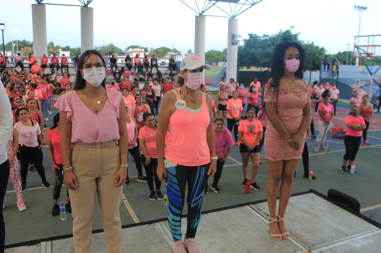 Bailan Cancunenses en contra del cáncer de mama