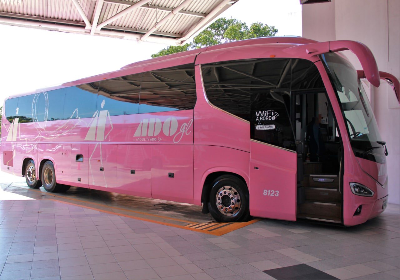 Autoridades municipales dan banderazo a la Caravana Rosa 2022