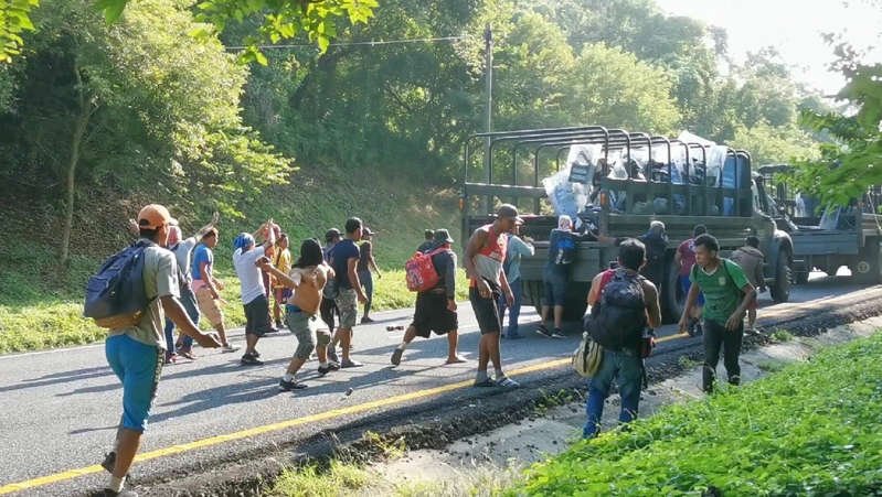 Con piedras y palos, migrantes se enfrentan con Guardia Nacional en Chiapas