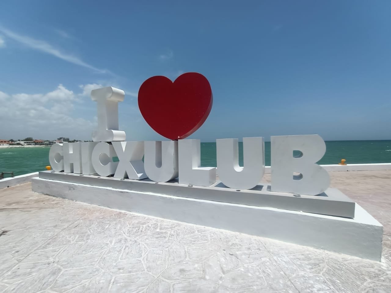 El Ayuntamiento realiza trabajos de mantenimiento al muelle "La Pescadora" y el de la comisaría de Chicxulub