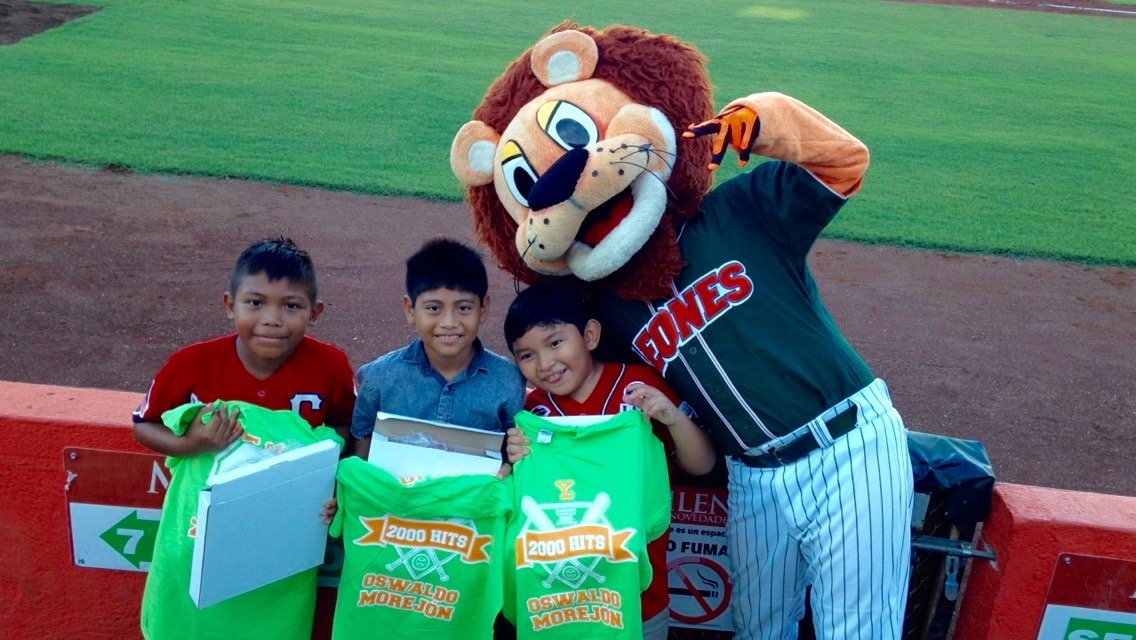 Victoria melenuda en la inauguración de la Liga Peninsular en Mérida