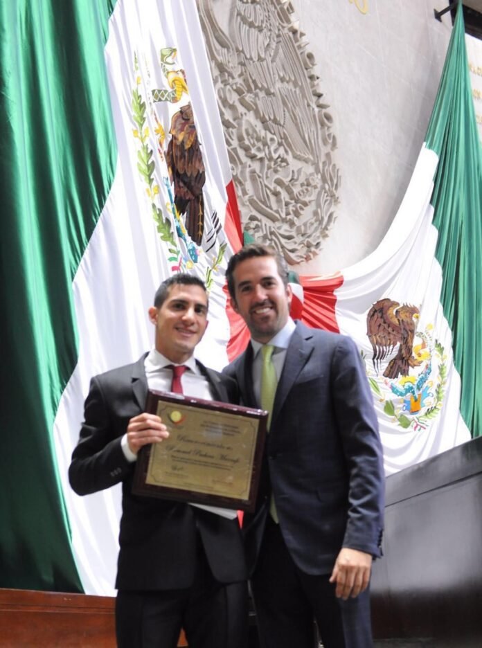 Merecido reconocimiento a Rommel Pacheco Merecido reconocimiento a Rommel Pacheco