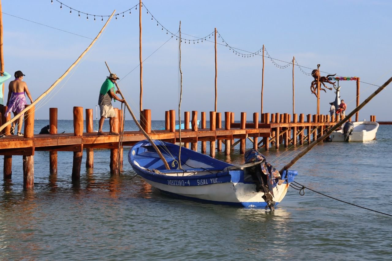 El alcalde Julián Zacarías Curi entrega atracadero a hombres de mar del playón poniente de Progreso