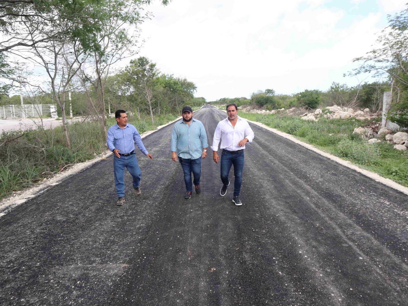 Julián Zacarías Curi supervisa los trabajos de pavimentación de calles en Flamboyanes