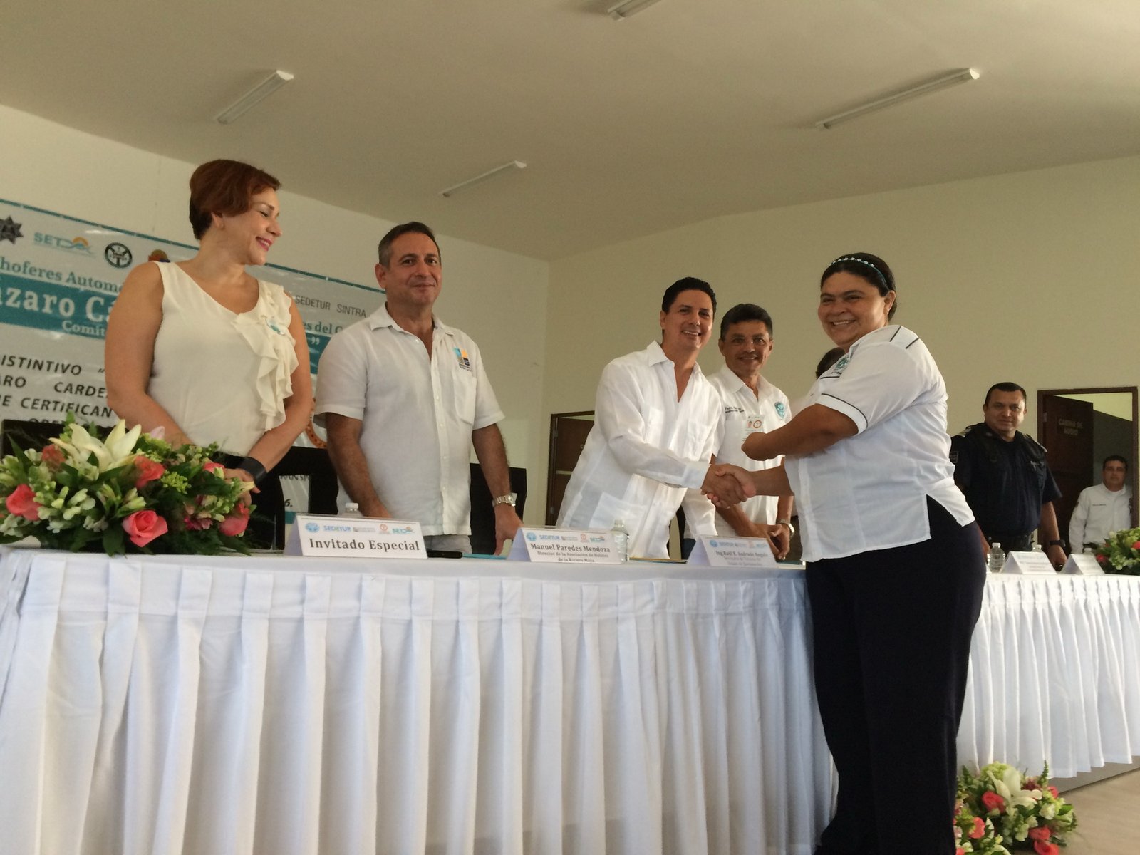 Entrega del primer distintivo "T", a cargo de la Secretaría Estatal de Turismo