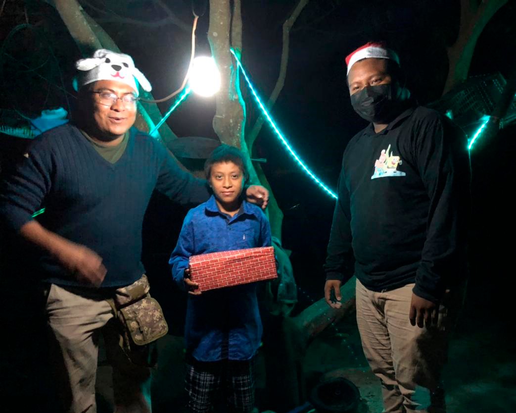 Funcionarios municipales, adoptan una familia para convivir en Navidad