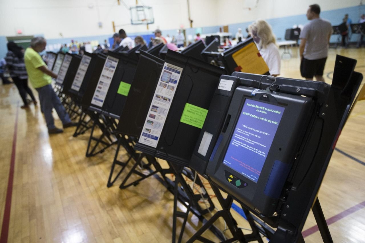 Los ataques que piratas informáticos podrían desatar contra los sistemas electorales en EEUU