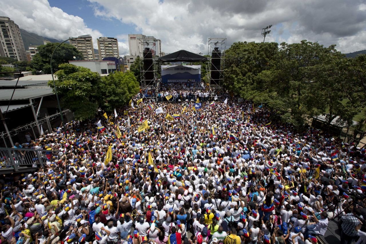 Multitudinaria marcha en Venezuela a favor del referendo