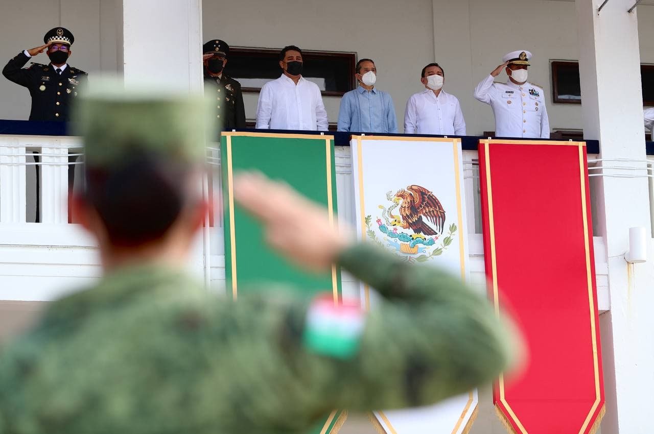 El gobernador Carlos Joaquín presencia el desfile conmemorativo de la Independencia de México