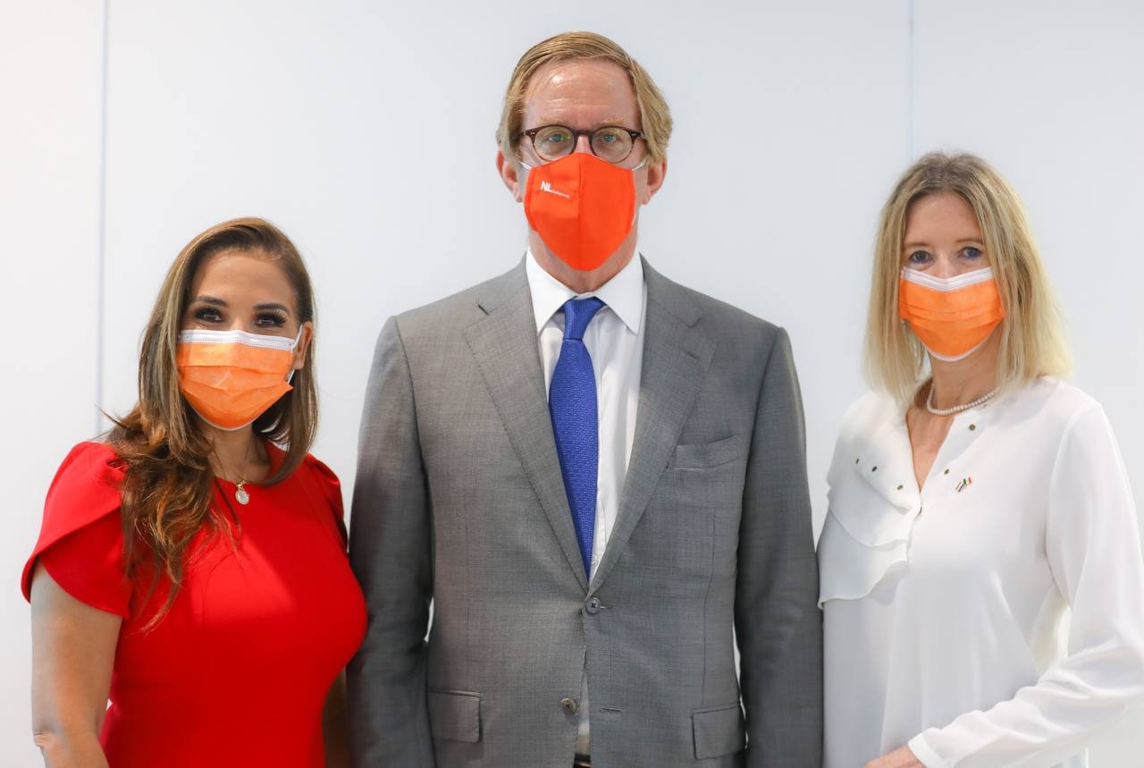 Reciben autoridades nuevo vuelo de Amsterdam a Cancún