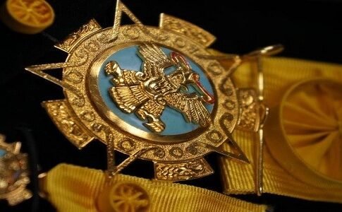 La oposición critica a AMLO por una medallita