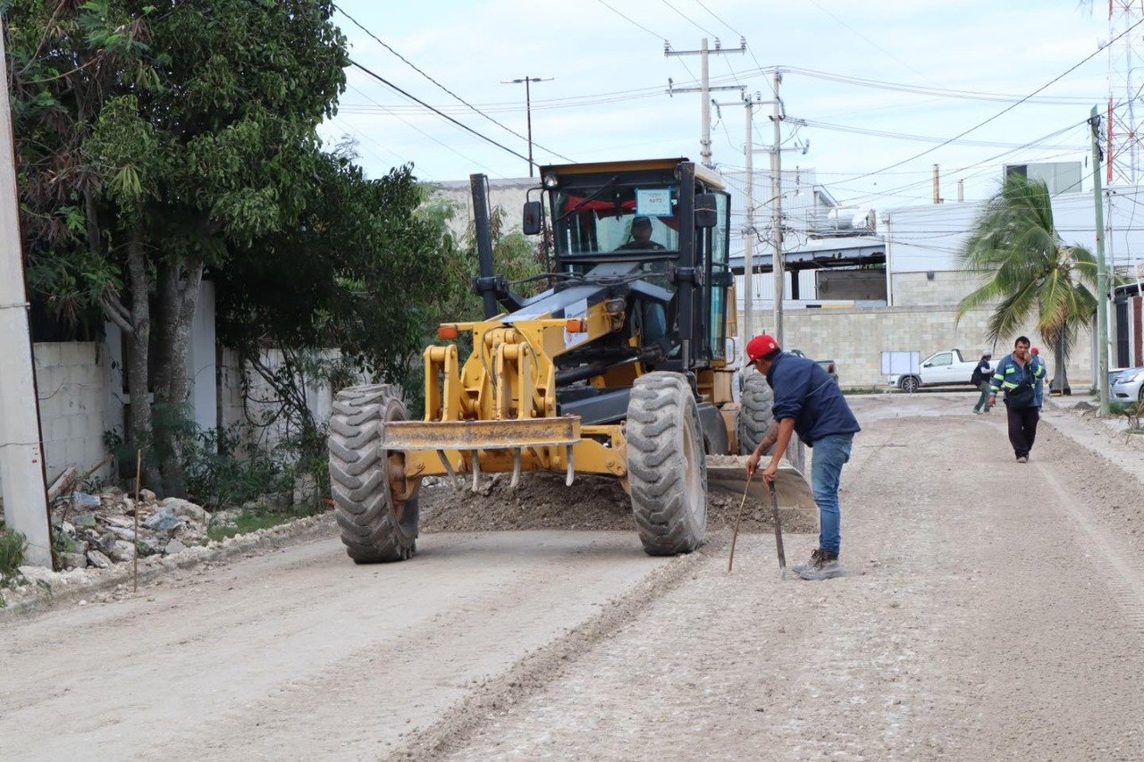 Zacarías Curi supervisa trabajos en calles de la colonia Ciénega 2000 Oriente