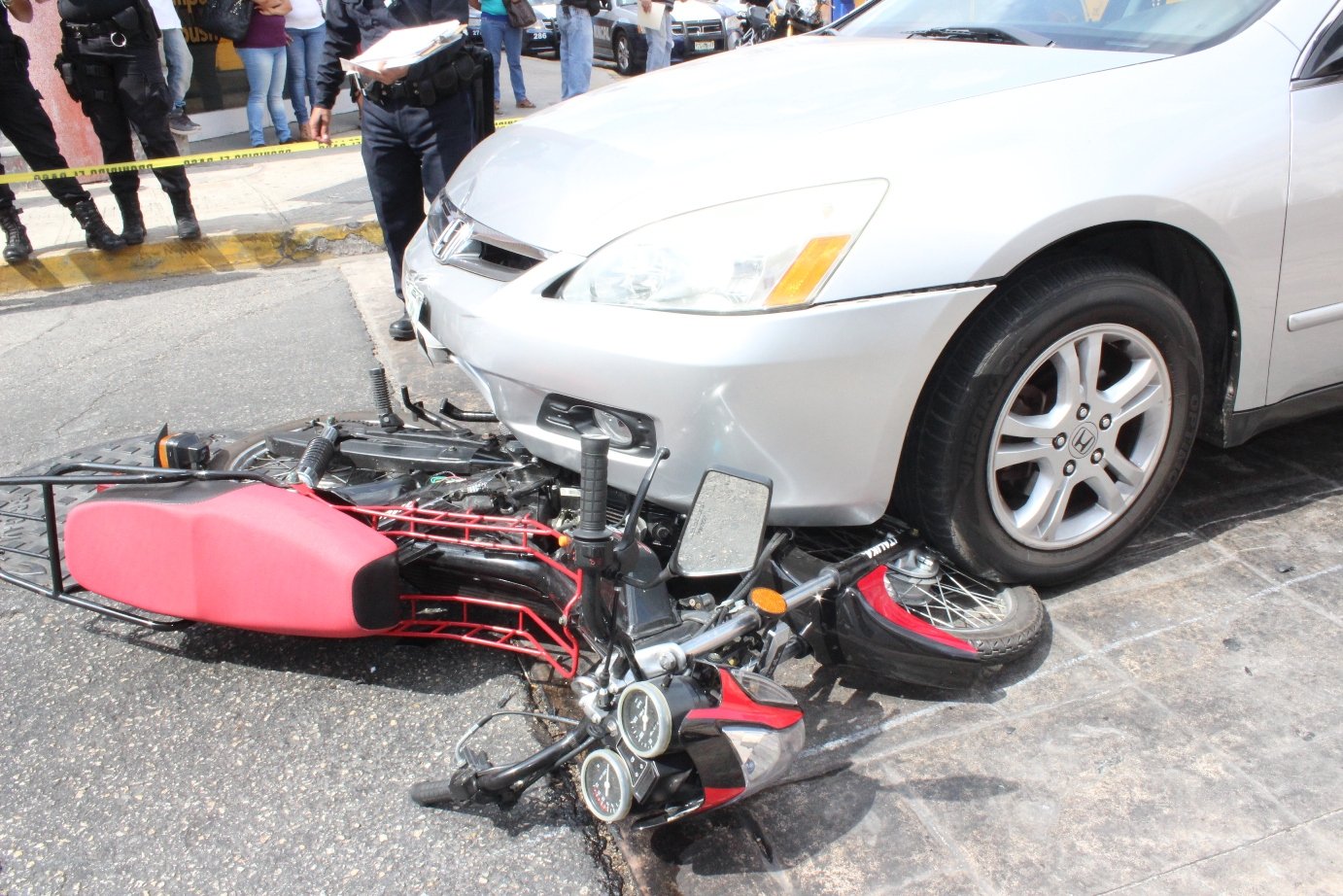 Por hacerle caso a un taxista, choca a motocicleta
