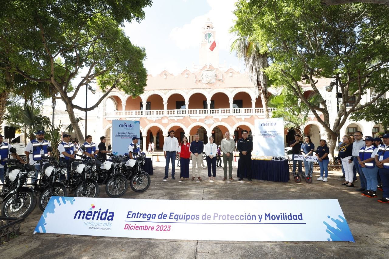 El Alcalde Alejandro Ruz entrega nuevo equipo a personal de Protección Civil Municipal