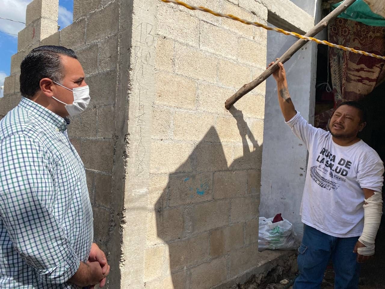 El Alcalde Renán Barrera visitó y atendió a las familias de las colonias afectas por incendios