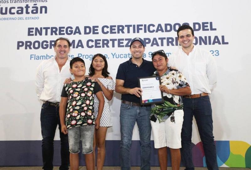 Con la entrega de certificados de certeza patrimonial, el Gobernador Mauricio Vila Dosal respalda a 205 familias de Progreso