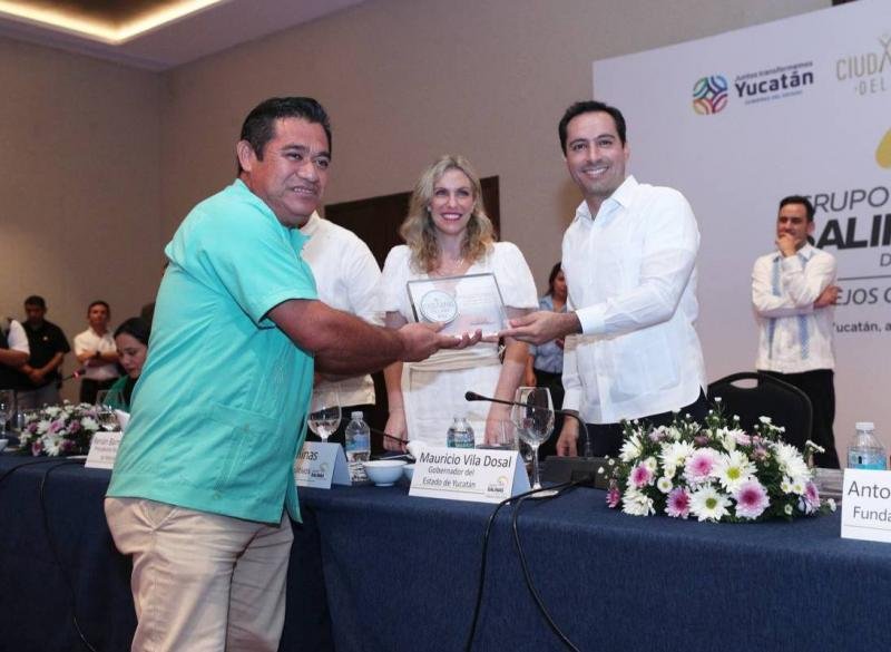Por su labor social y compromiso con su comunidad, reciben yucatecos reconocimientos Ciudadano del Año 2022