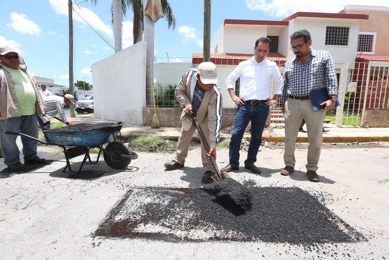 El alcalde supervisa labores de bacheo y mantenimiento vial en Mérida