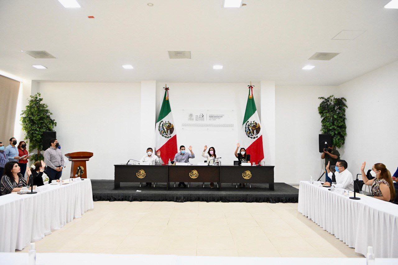 Anuncian en comisión al recipiendario del reconocimiento “A la Excelencia Docente del Estado de Yucatán”.