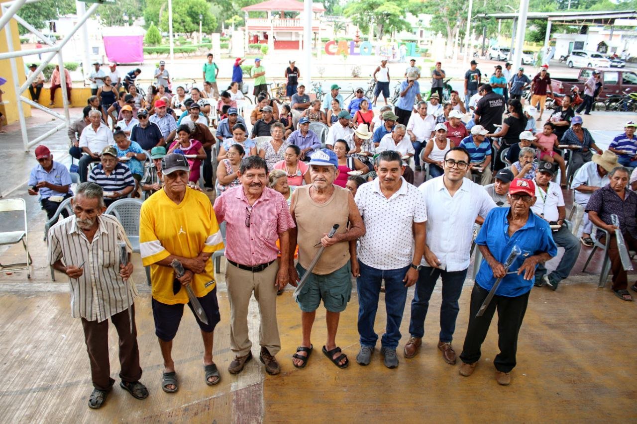 Herramientas y salud, respaldo de Ramírez Marín a campesinos del oriente del Estado