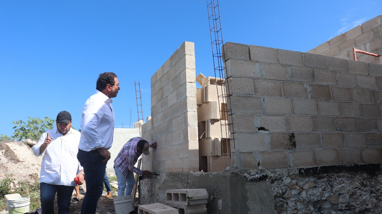 Julián Zacarías Curi, realizó una visita de supervisión a los trabajos del exitoso programa "Construcción de Cuarto Dormitorio"
