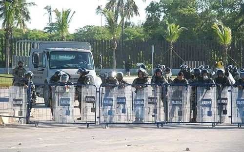Enfrentamiento entre trabajadores y elementos de seguridad pública en refinería de Dos Bocas