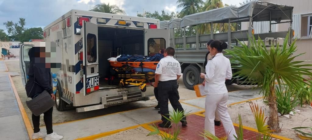 Personal naval realiza evacuación médica de emergencia de una persona a bordo de un crucero turístico en costas de Quintana Roo