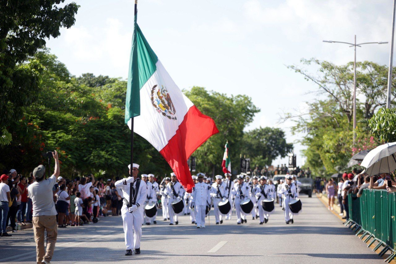 Cancunenses desfilan por el 213 Aniversario de la Independencia de México