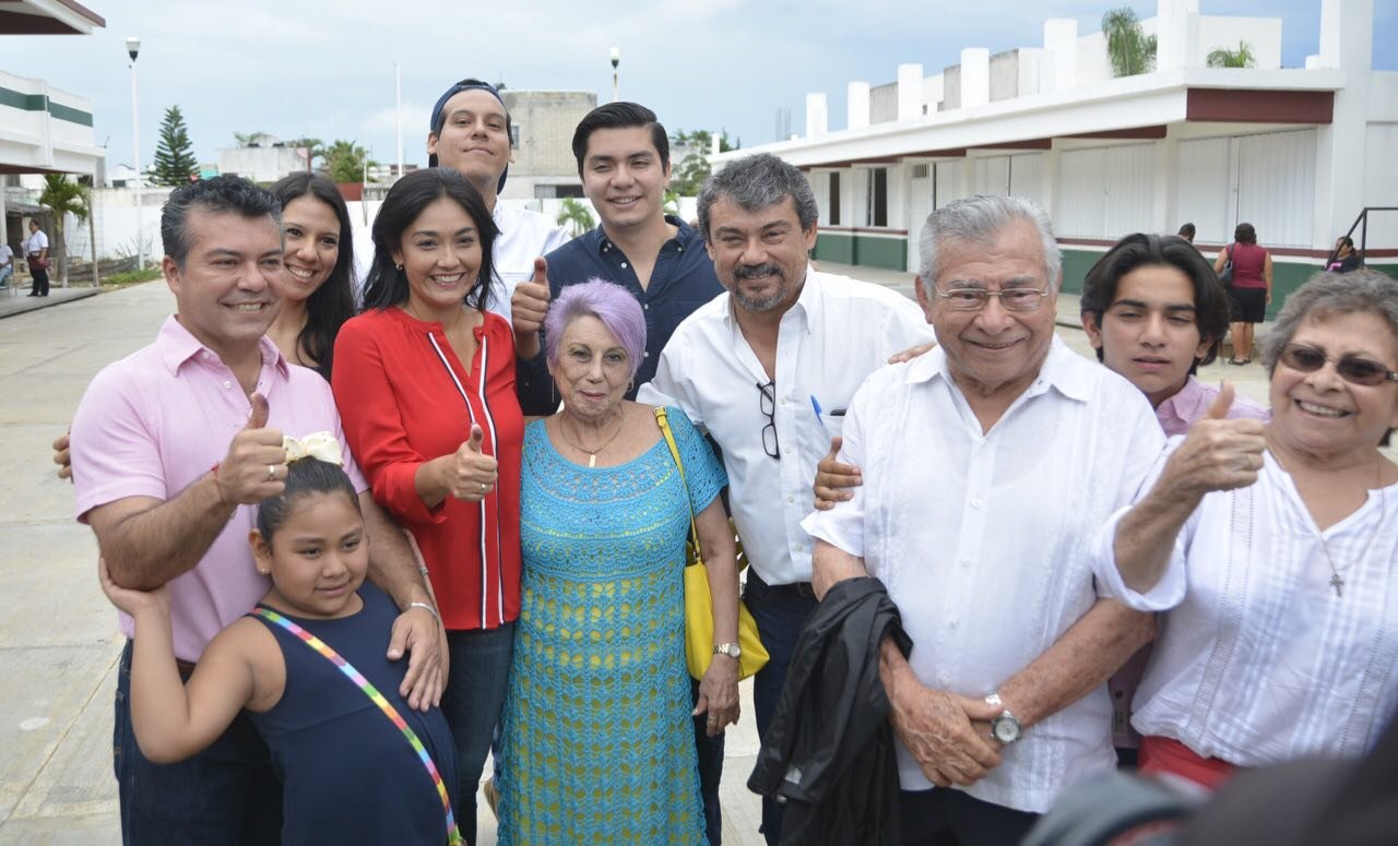 Mauricio Góngora acude a las urnas y ejerce su voto.