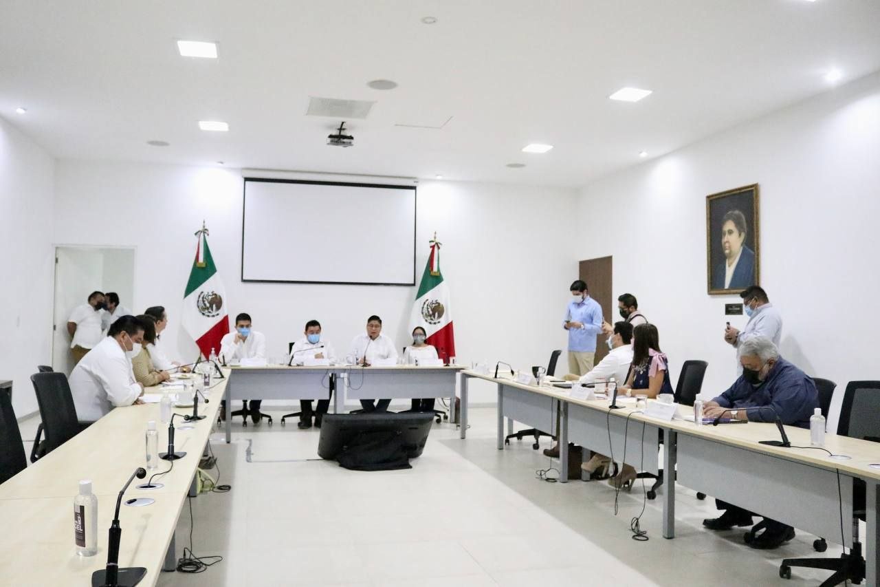 Representantes de Sindicatos se reúnen con diputados para analizar la situación del ISSTEY