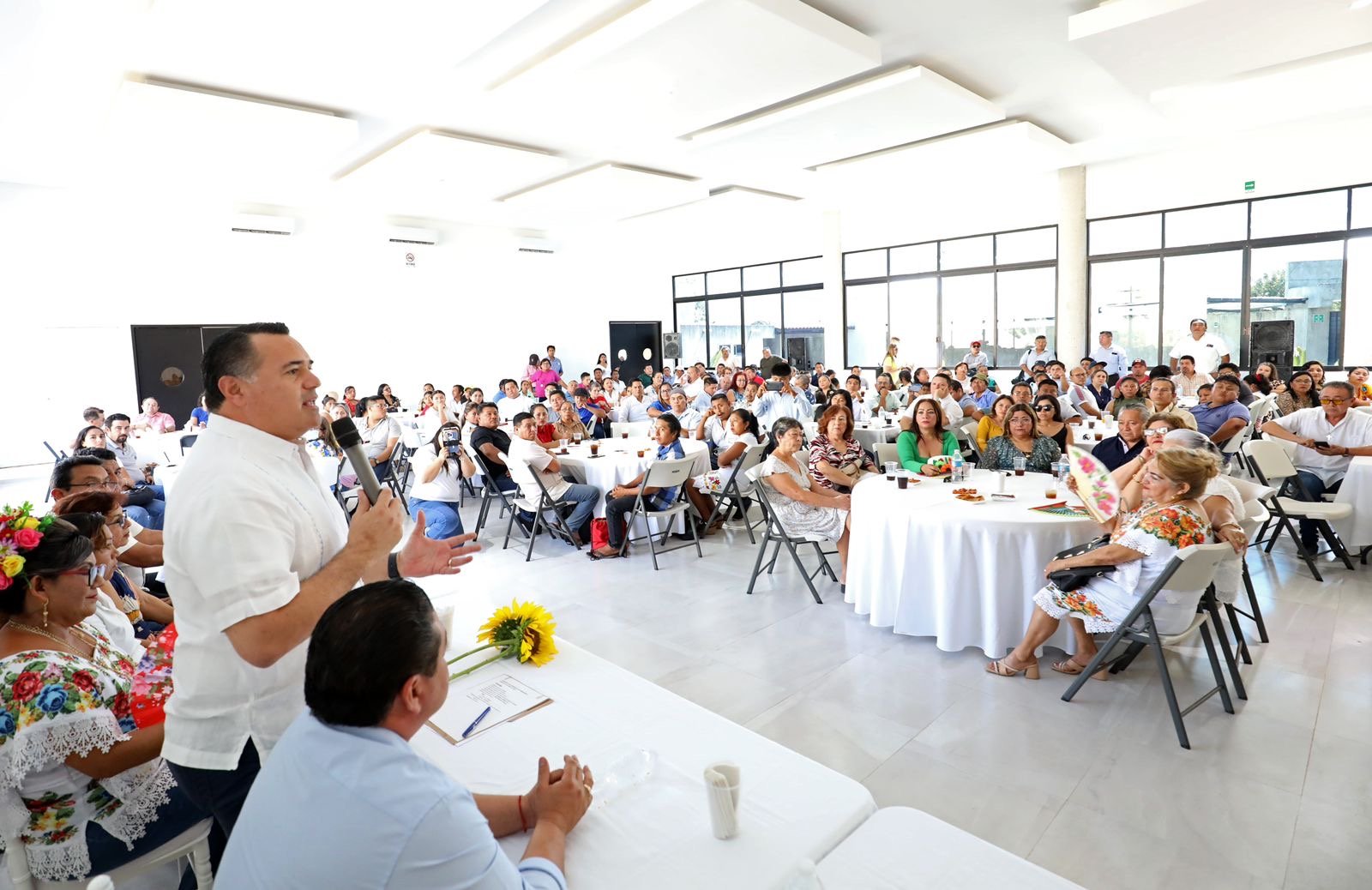 Empresarios y liderazgos de Valladolid reconocen el trabajo de Renán Barrera