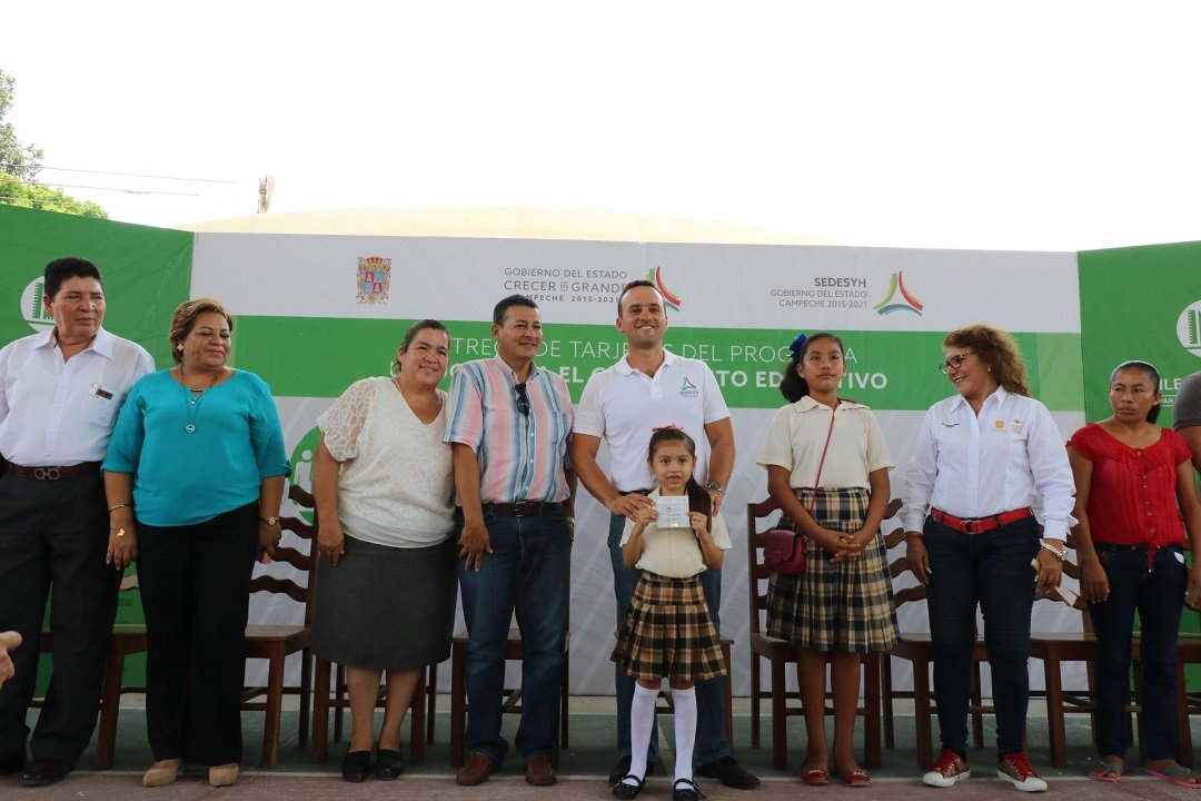 Niños de primarias de Hopelchén y Calakmul reciben tarjetas para la compra de útiles escolares
