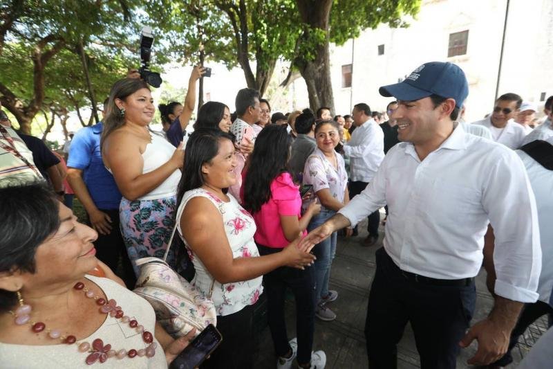 Visita el Gobernador Mauricio Vila Dosal el Paseo Navideño de las Flores en Mérida